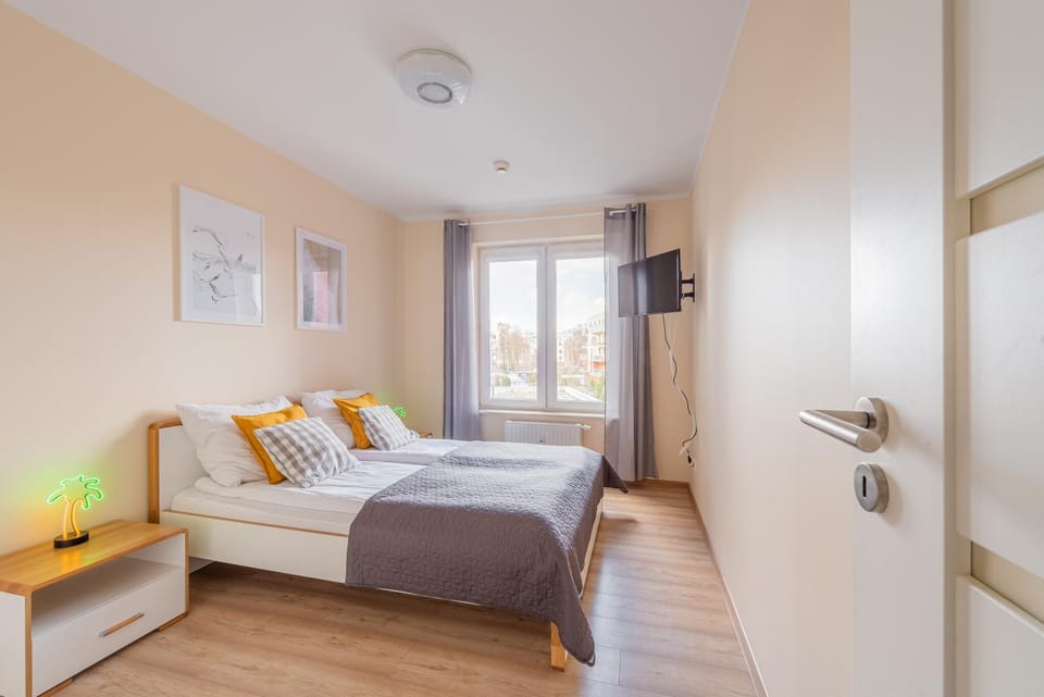 Bed, TV and multimedia, Bedroom