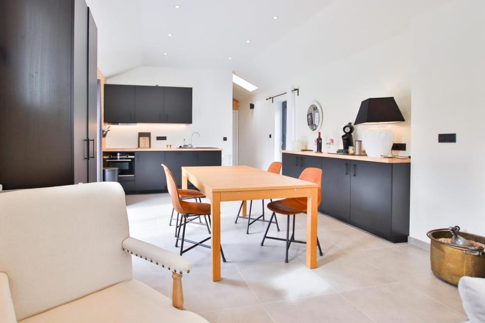 Kitchen or kitchenette, Seating area, Dining area, minibar, pet friendly, stove