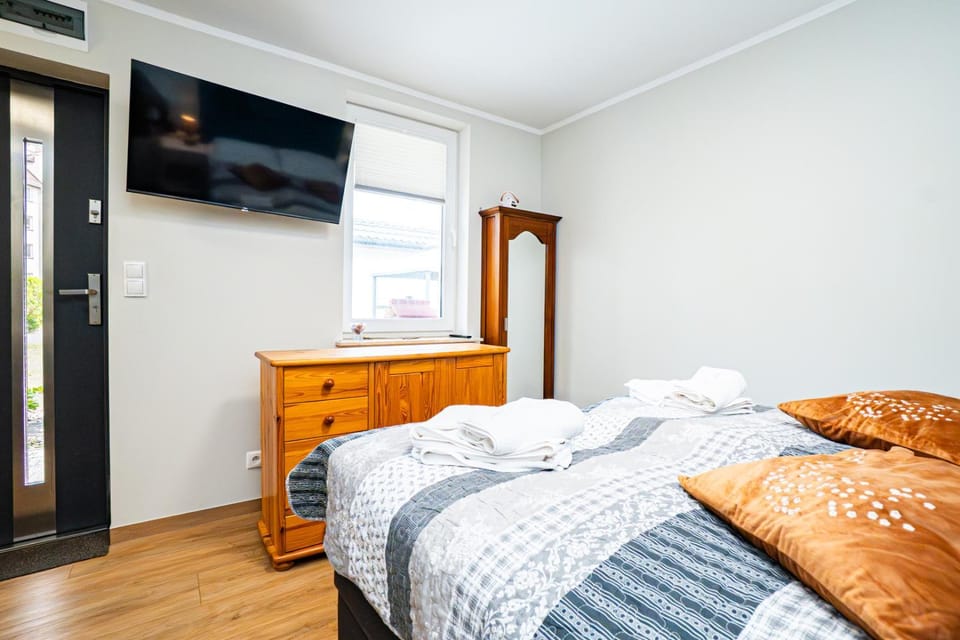 Communal lounge/ TV room, Bed, TV and multimedia, Bedroom, wardrobe