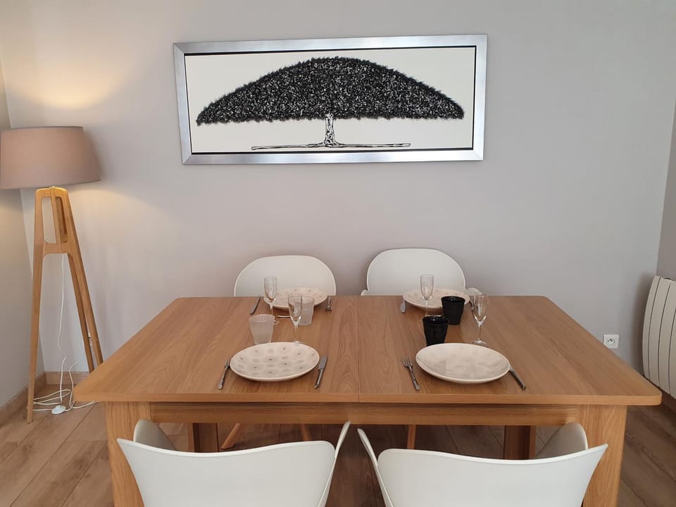 GRAND T3 70m2 ,COSY TOUT CONFORT ,2 CHAMBRES, 6 PERSONNES ,PARKING PRIVÉ SÉCURISÉ Apartment in Reims