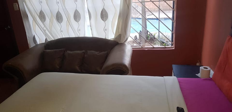 Bed, Living room, Photo of the whole room, Seating area, Bedroom, hair dresser