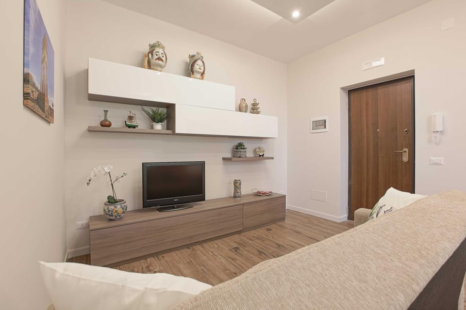 Communal lounge/ TV room, TV and multimedia, Living room, Seating area