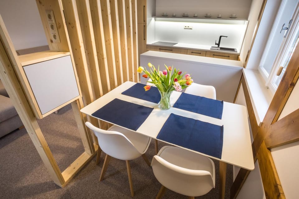 Kitchen or kitchenette, Dining area