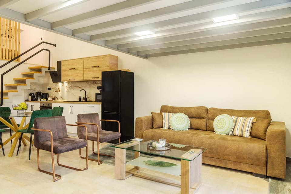 Property building, Kitchen or kitchenette, Living room, Seating area, Dining area