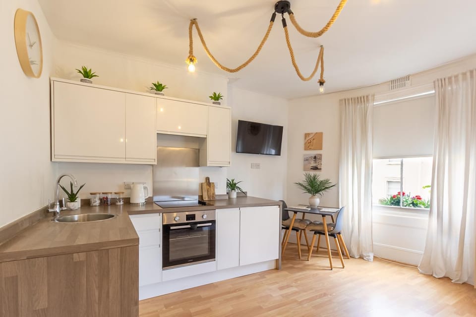 Spacious Brighton Beach studio Apartment in Hove