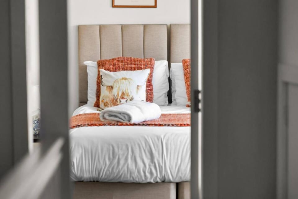 Bed, Bedroom, towels
