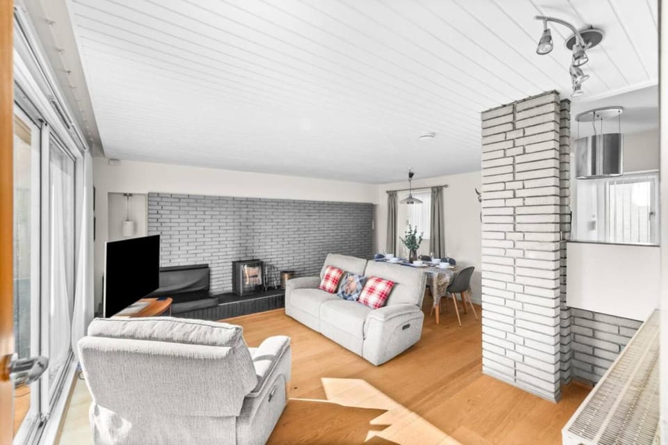 Bed, TV and multimedia, Living room, Photo of the whole room, Seating area, Bedroom