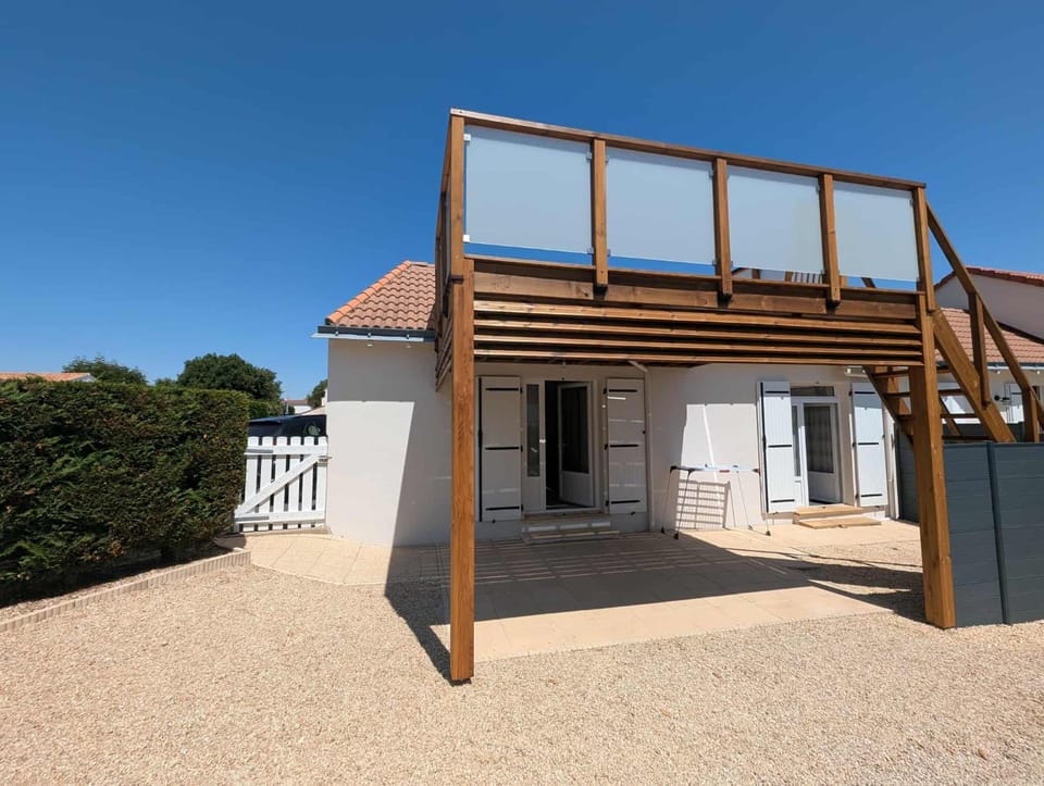 Property building, Facade/entrance, Balcony/Terrace, Parking