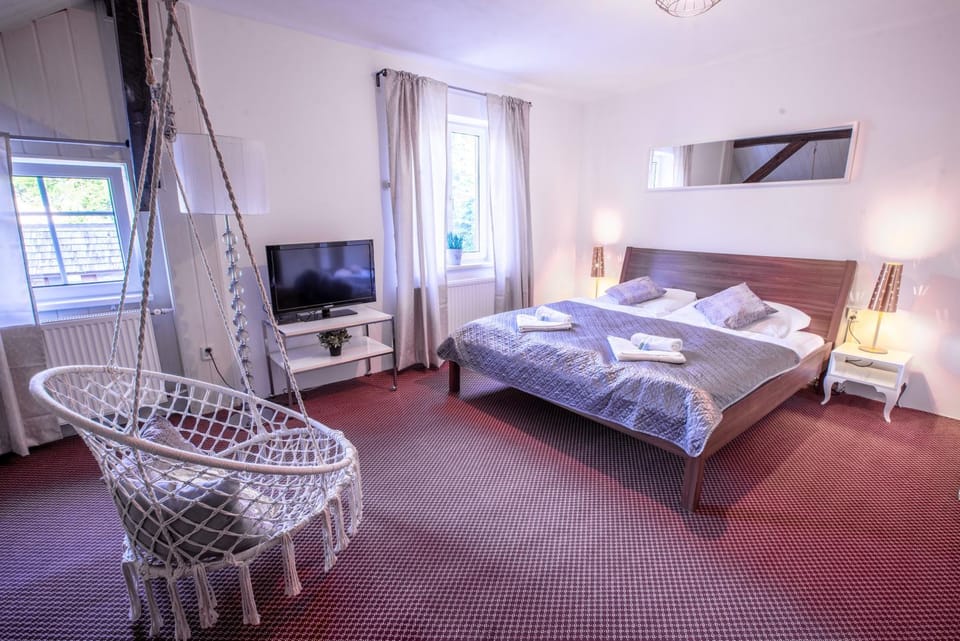 Bed, Photo of the whole room, Seating area, Bedroom