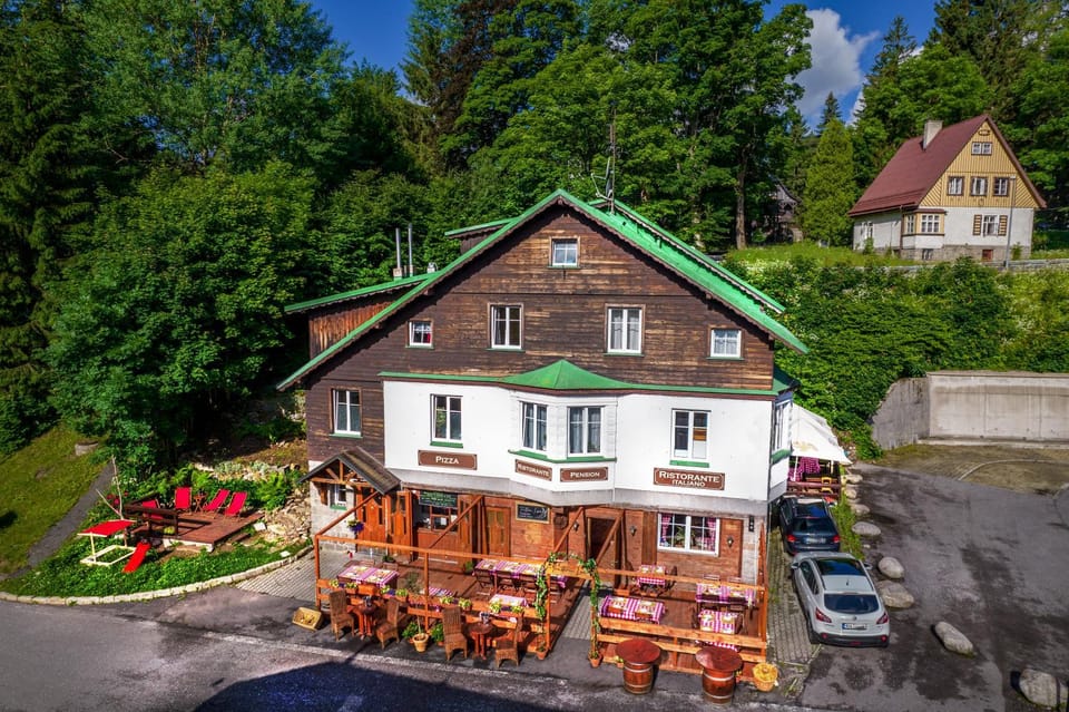 Property building, Spring, Neighbourhood, Garden, Location, Parking