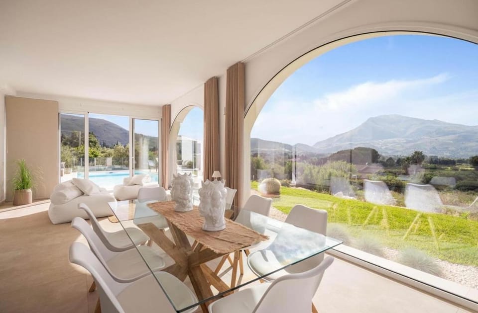 Patio, Day, Natural landscape, Living room, Seating area, Dining area, Mountain view
