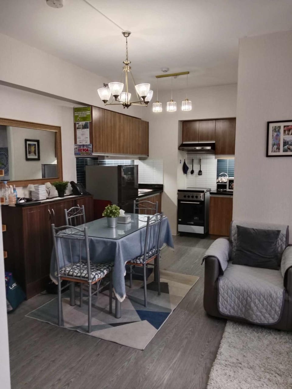 Kitchen or kitchenette, Dining area