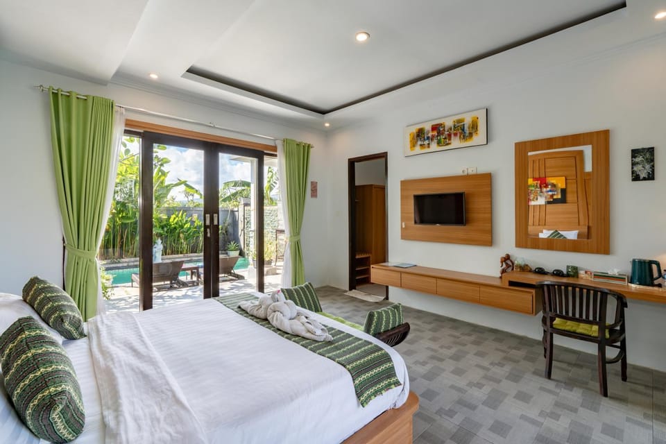 Bed, TV and multimedia, Bedroom