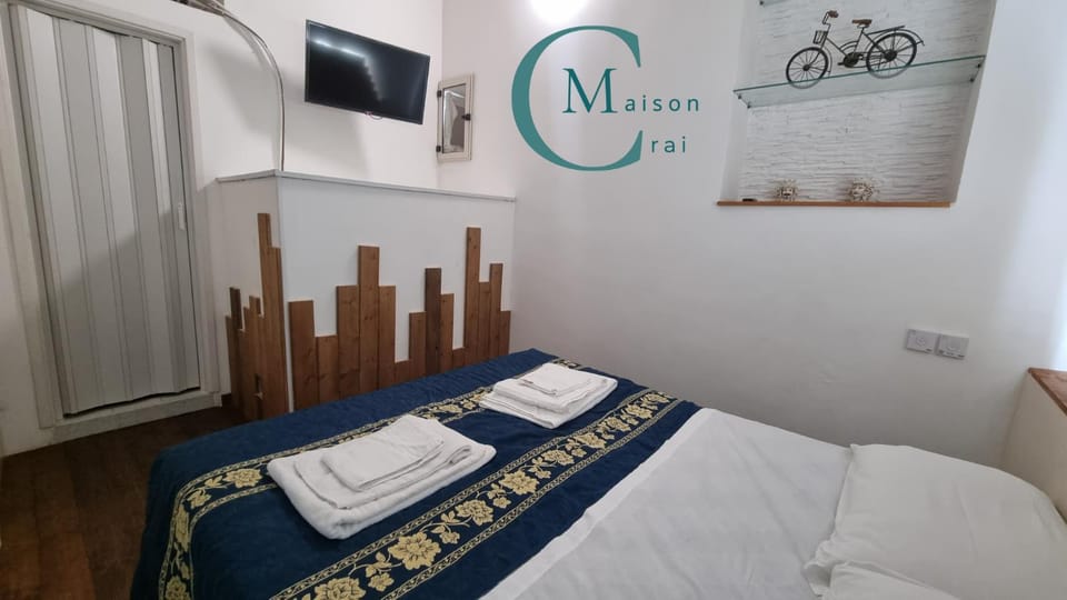 Bed, TV and multimedia, Photo of the whole room, Bedroom, towels
