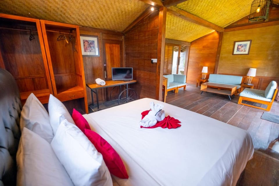 Bed, TV and multimedia, Living room, Photo of the whole room, Seating area, Bedroom, towels