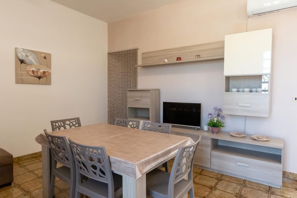 TV and multimedia, Living room, Seating area, Dining area