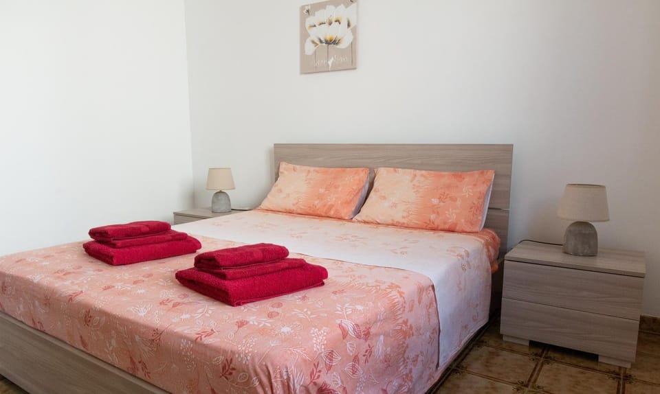 Bed, Bedroom, towels, towels