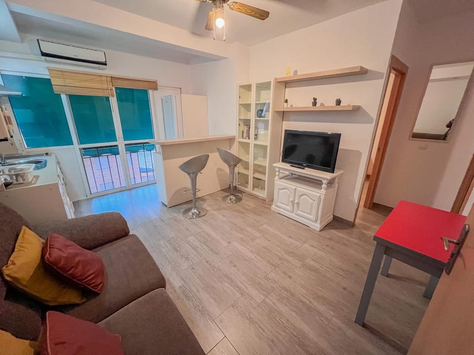 TV and multimedia, Kitchen or kitchenette, Living room, Seating area, Dining area