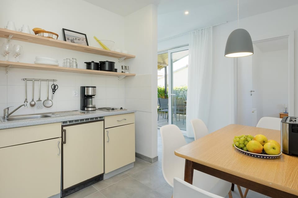Kitchen or kitchenette, Dining area, minibar, stove, toaster