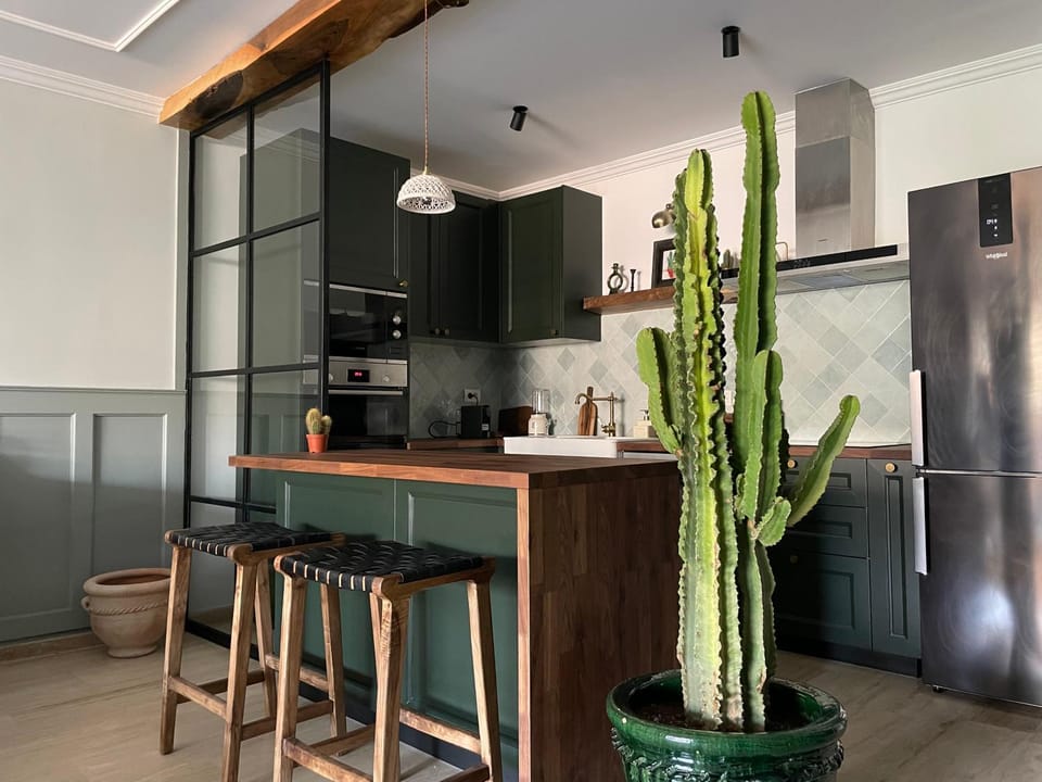 Kitchen or kitchenette, Dining area, minibar, pet friendly