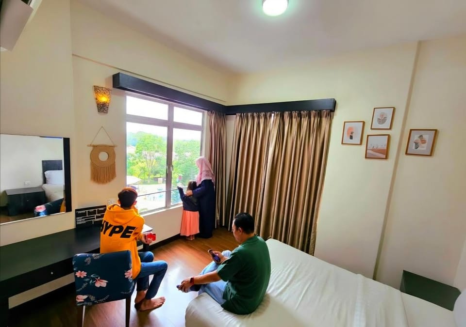Communal lounge/ TV room, Bed, People, TV and multimedia, Living room, Photo of the whole room, Seating area, Evening entertainment, Bedroom, children, group of guests, hair dresser