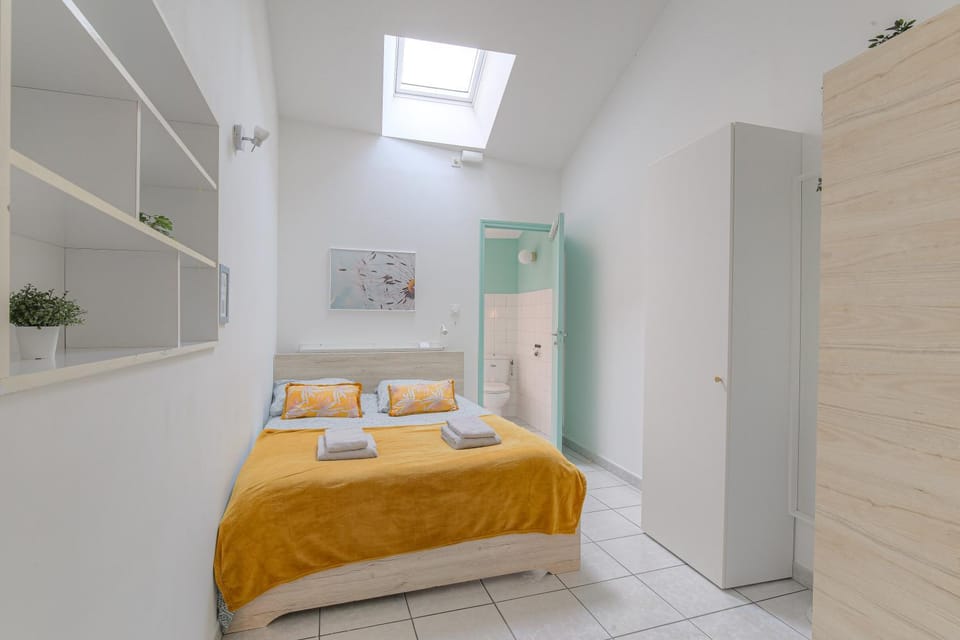 Photo of the whole room, Bedroom