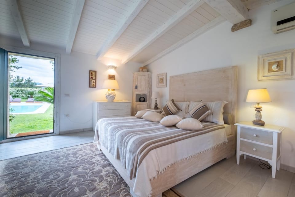 Bed, Photo of the whole room, Bedroom, internet, air conditioner