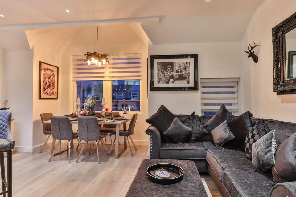 Living room, Seating area, Dining area