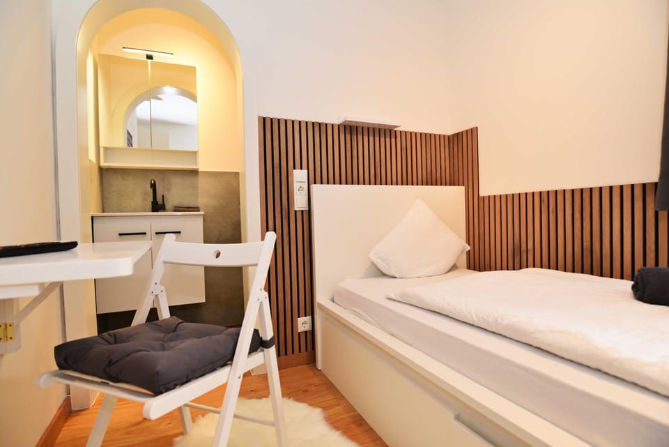 Bed, Photo of the whole room, Seating area, Dining area, Bedroom