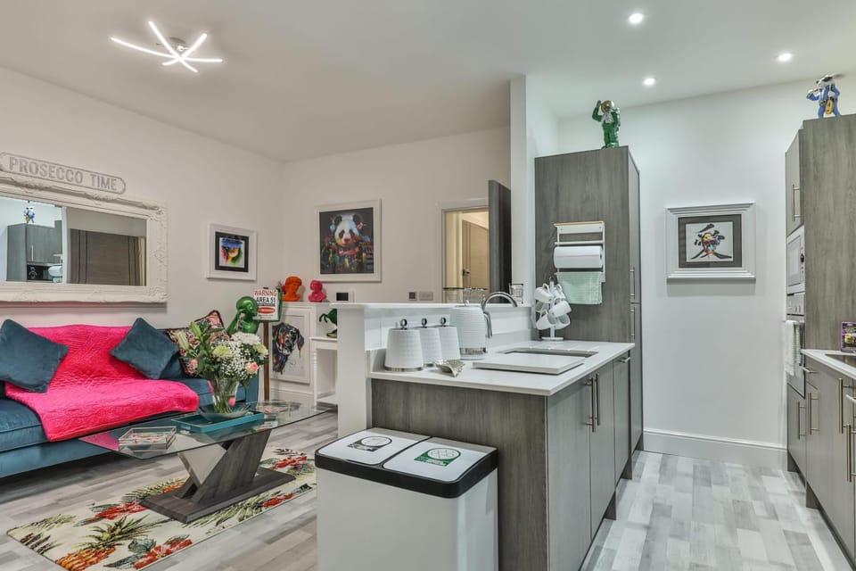 Kitchen or kitchenette, minibar, stove