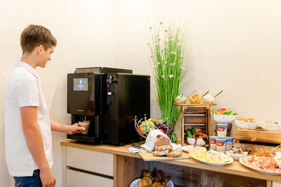 Coffee/tea facilities, Food and drinks, Food