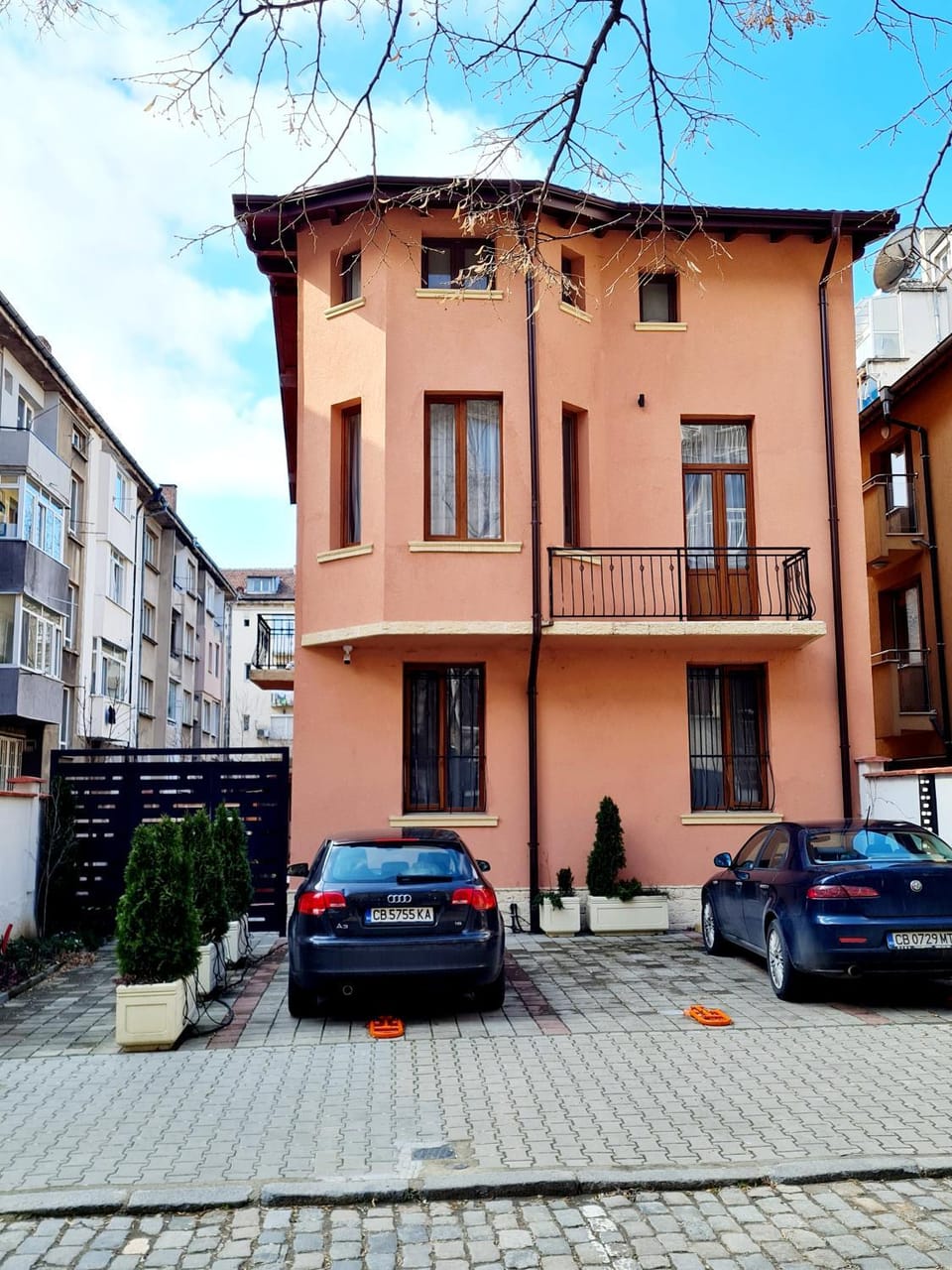 Property building, Day, Street view, Parking