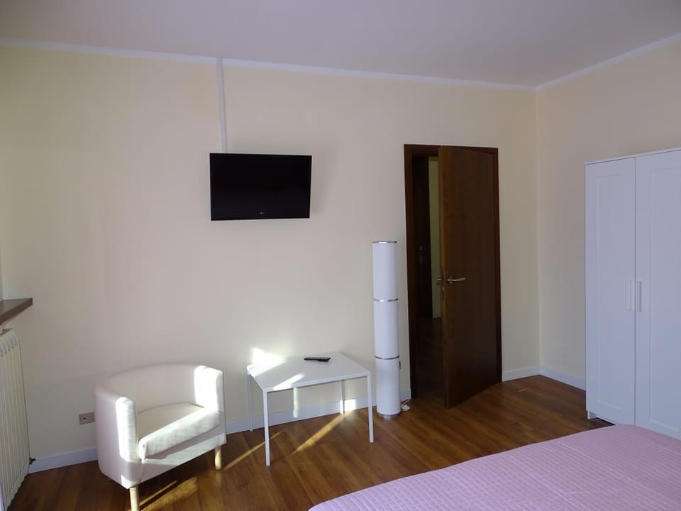 Property building, TV and multimedia, Coffee/tea facilities, Decorative detail, Bedroom