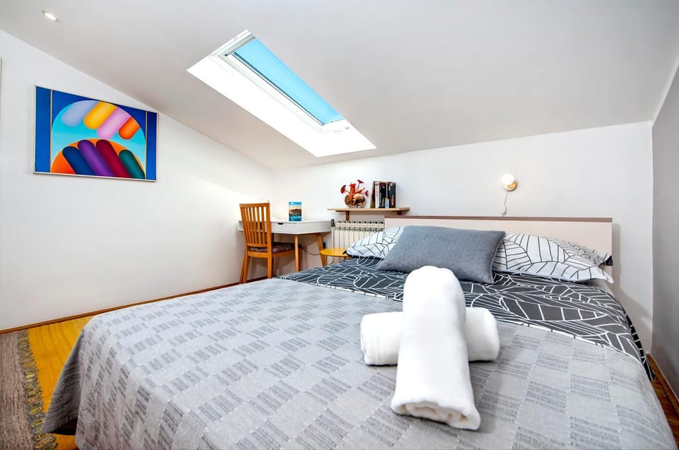 Photo of the whole room, Bedroom