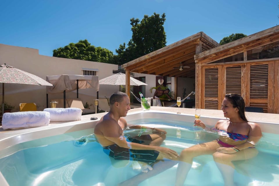 Garden, Hot Tub, Balcony/Terrace, group of guests