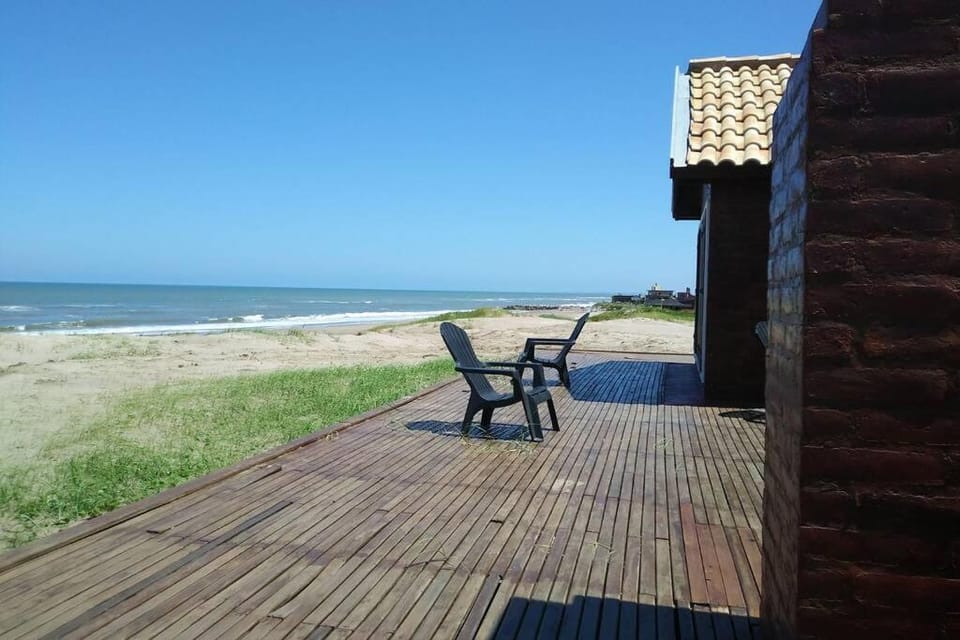 Hermosa Casa SOBRE LA PLAYA en Mar Chiquita, Bs As House in Argentina