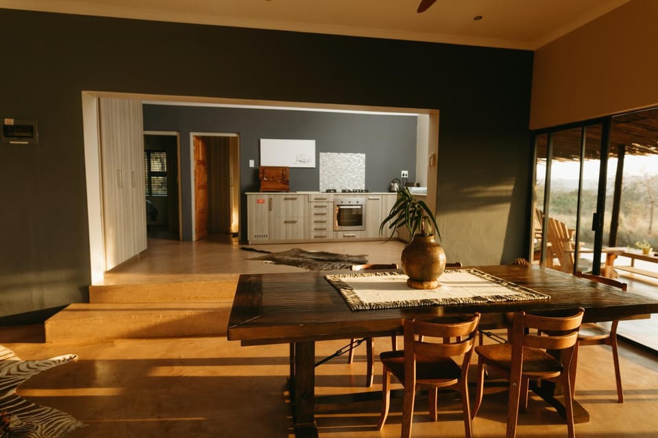 Kitchen or kitchenette, Seating area, Dining area