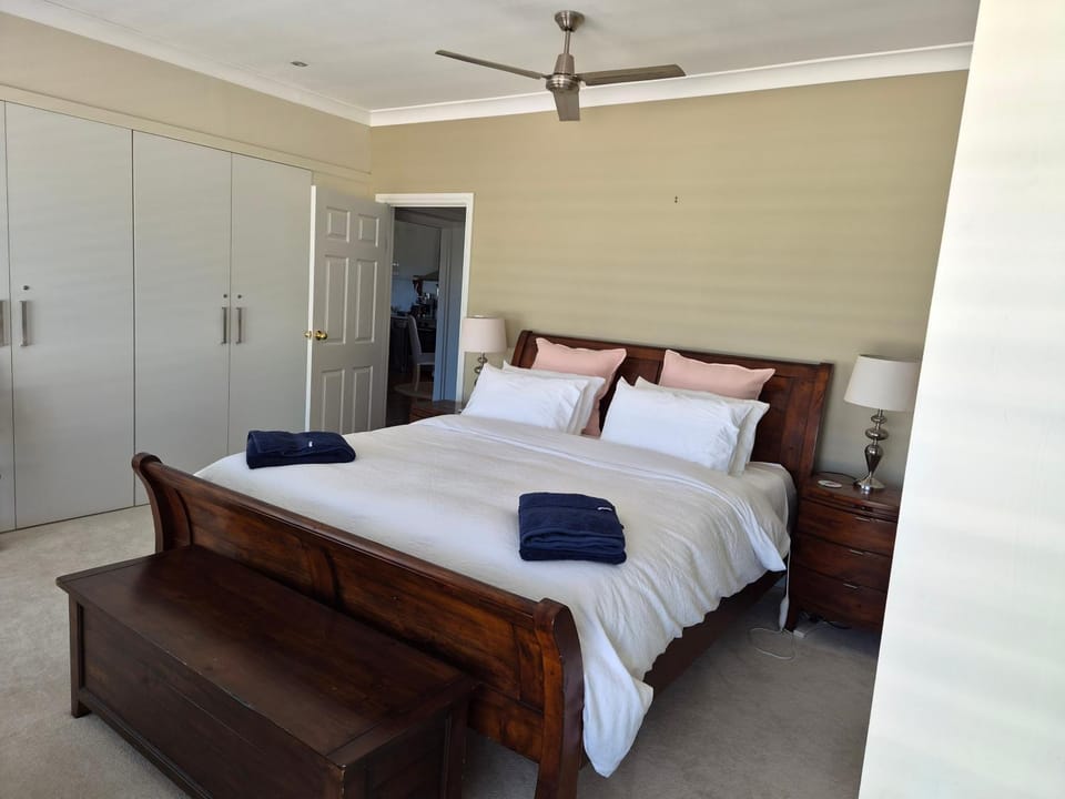 Bed, towels