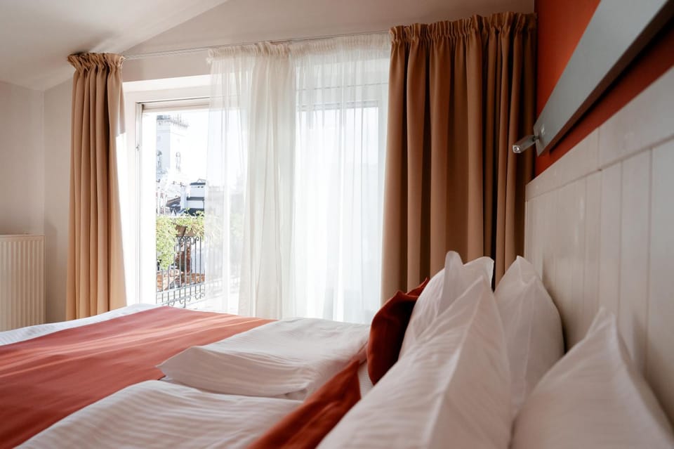 Bed, View (from property/room), Balcony/Terrace, Bedroom, City view