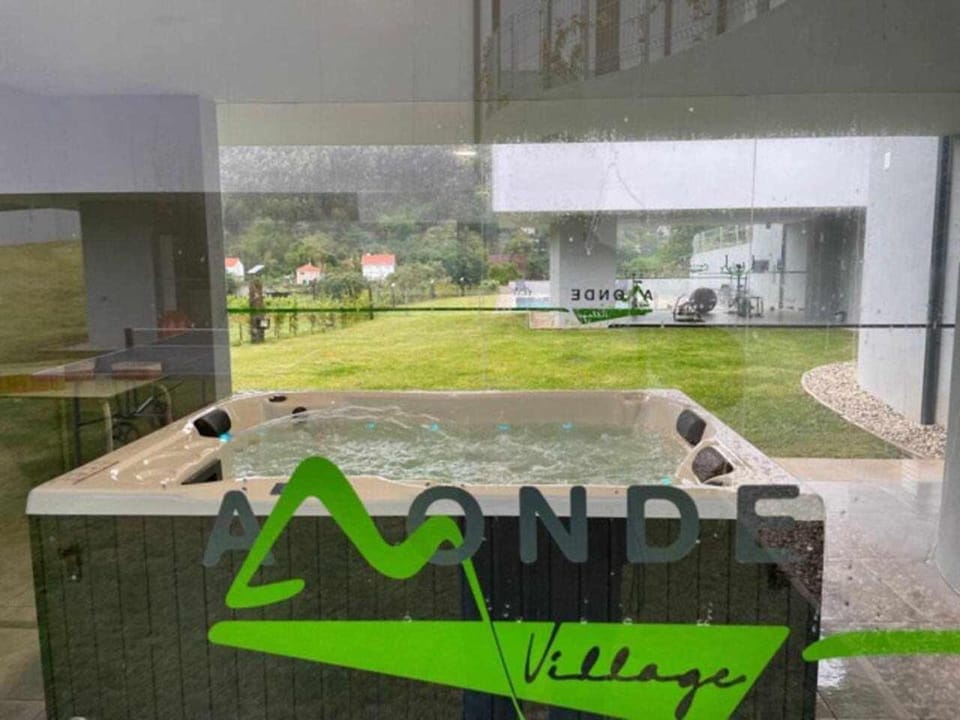 Hot Tub, Swimming pool