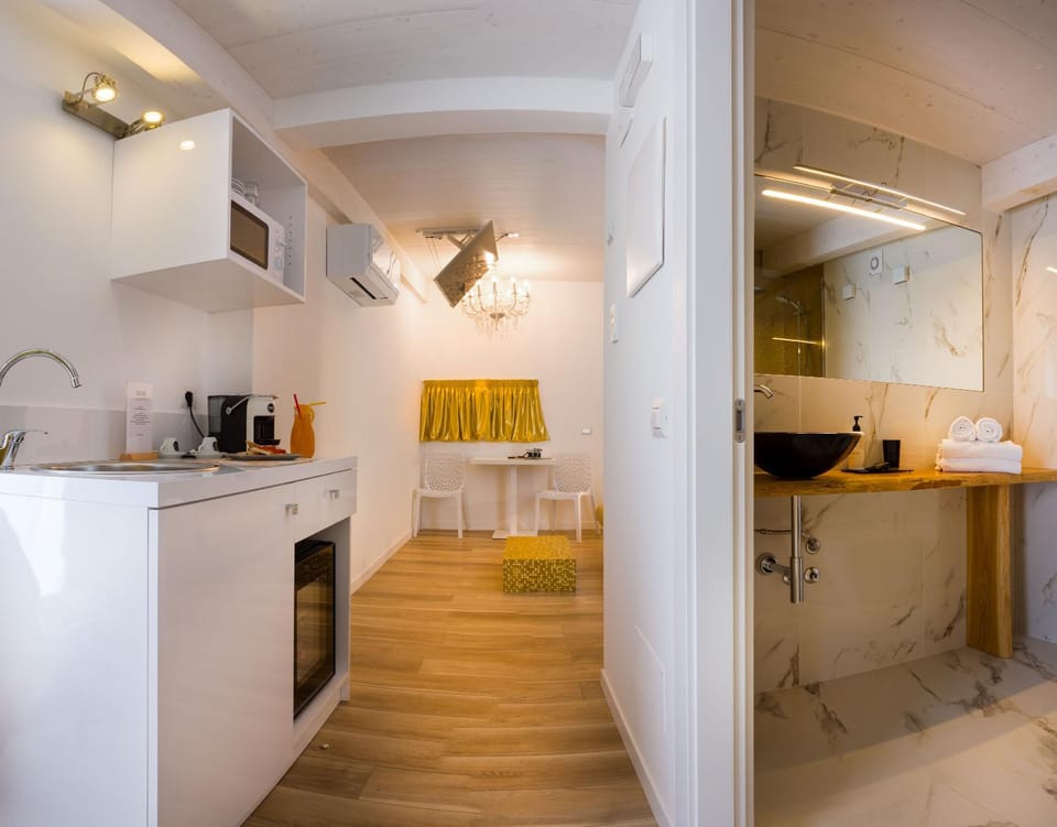 Coffee/tea facilities, Kitchen or kitchenette, Living room, minibar, toaster