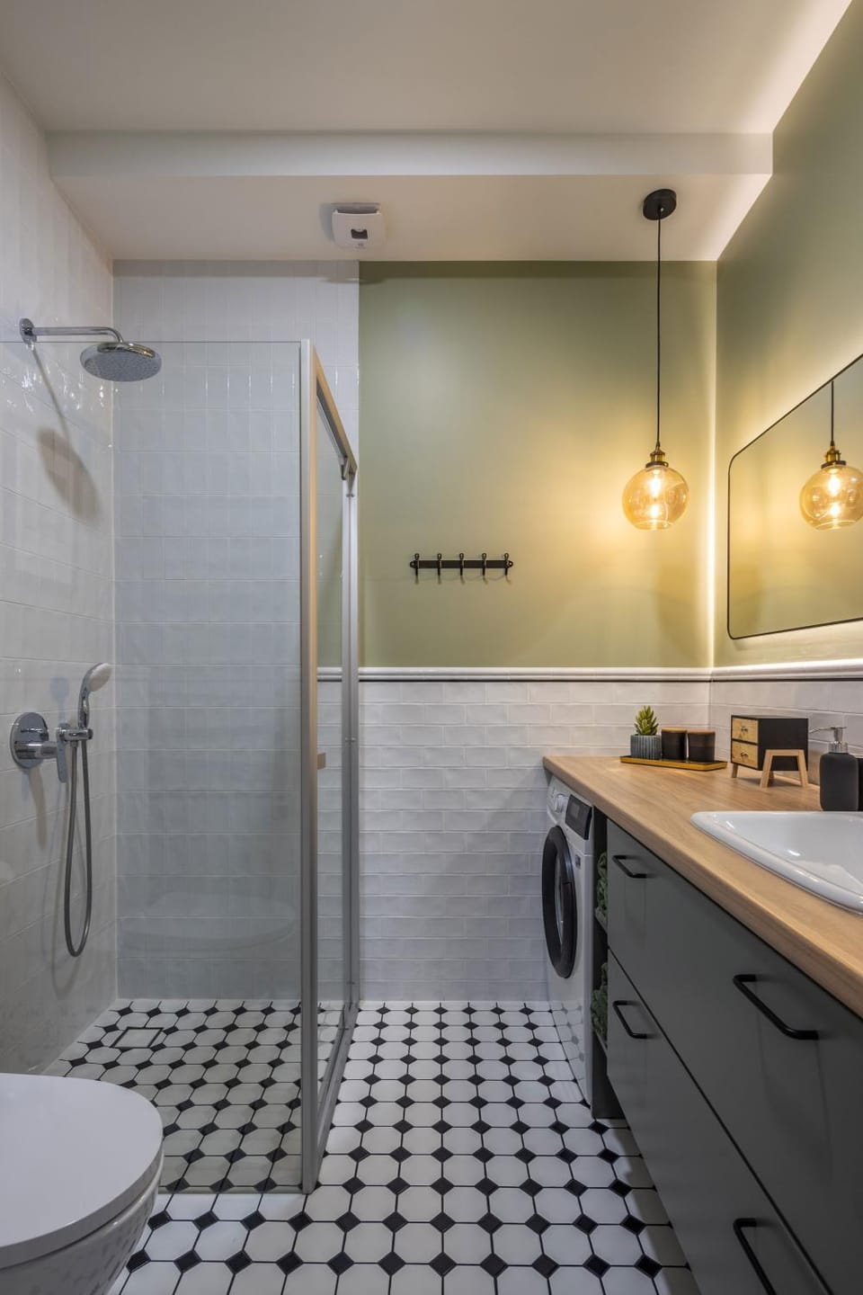 Shower, Toilet