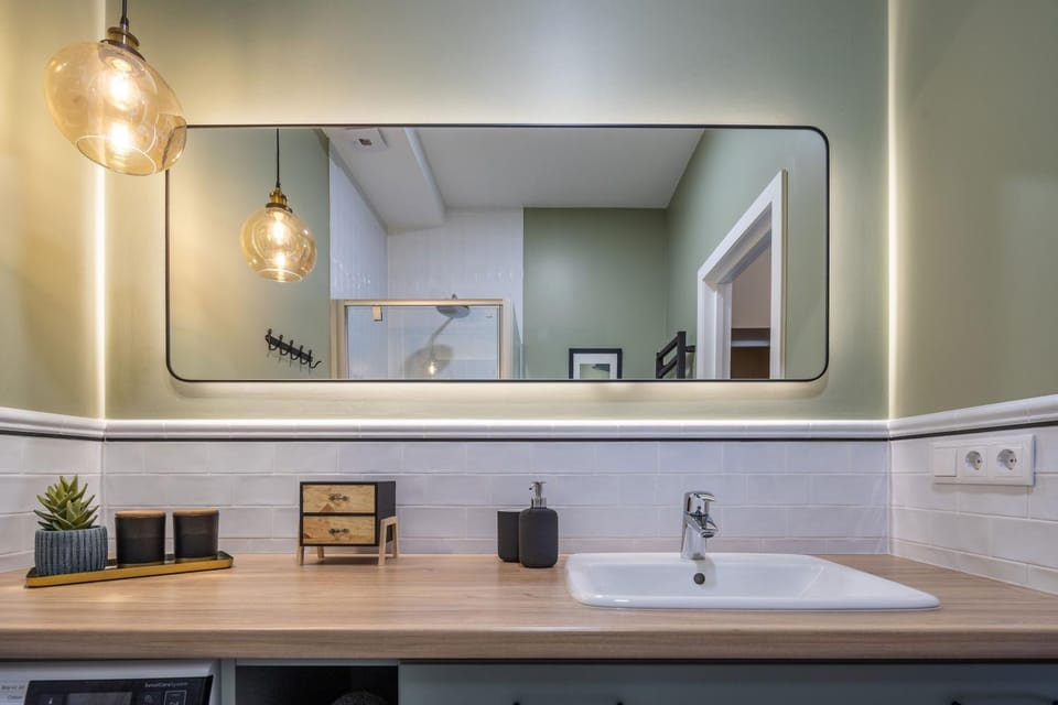 Shower, Toilet, Photo of the whole room, Decorative detail