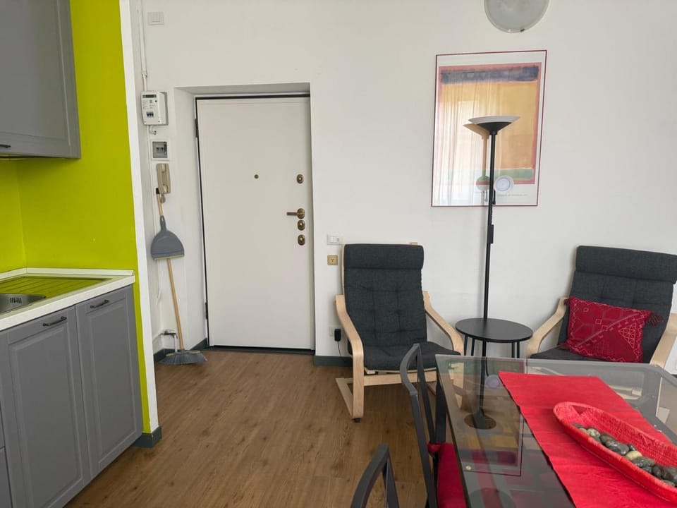 Kitchen or kitchenette, Seating area, Dining area, oven