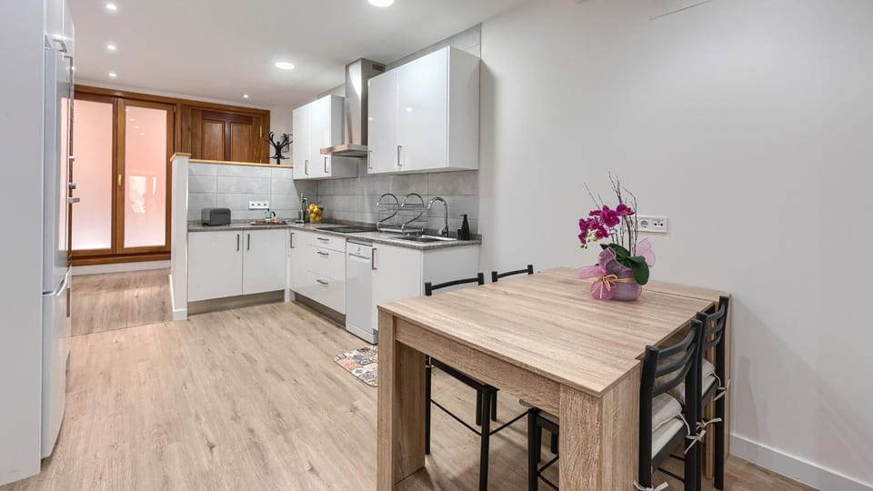 Kitchen or kitchenette, Dining area
