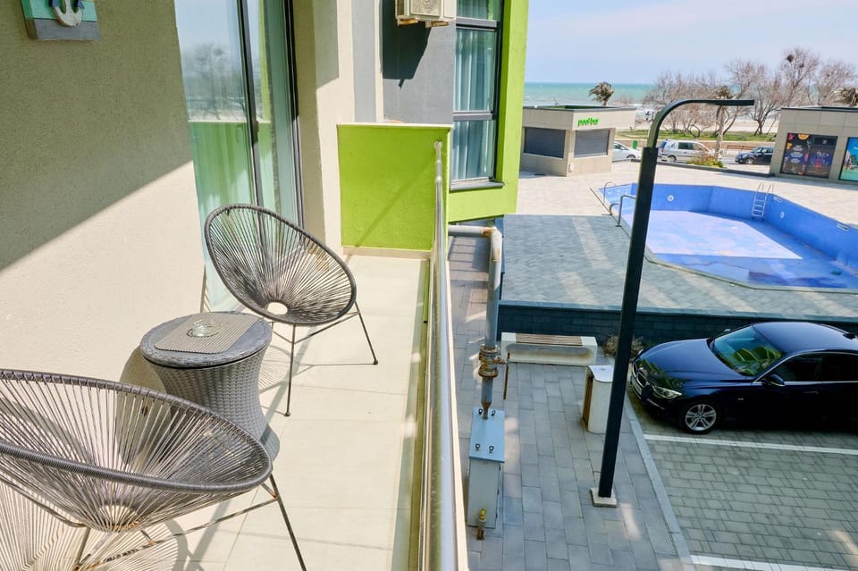 Property building, Balcony/Terrace, Swimming pool