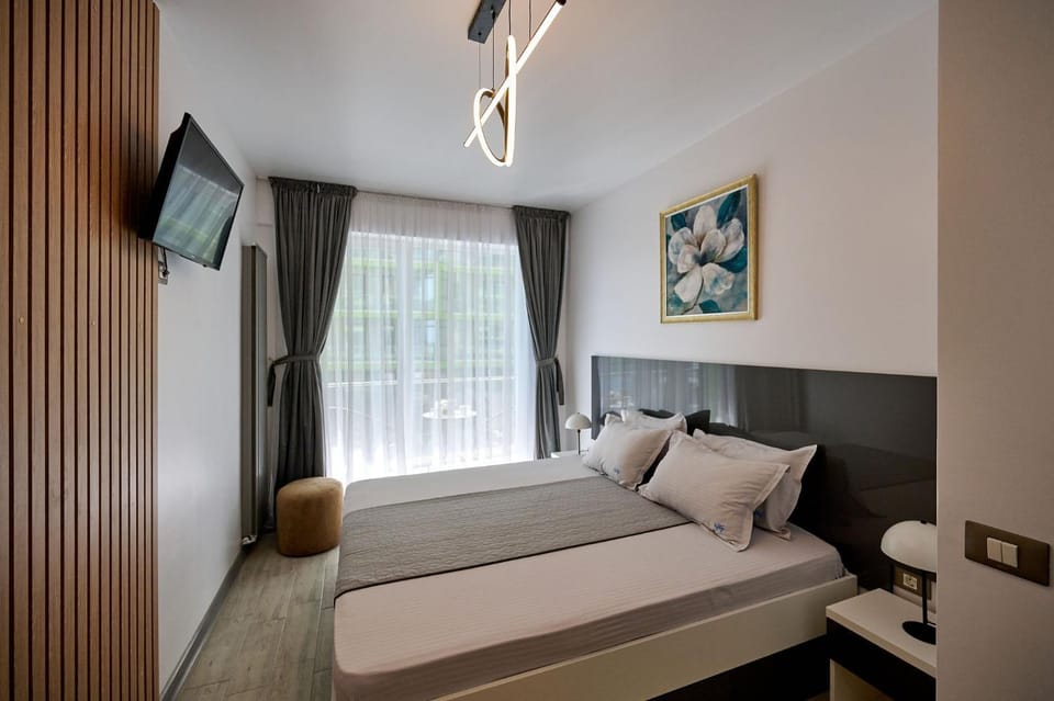 Bed, TV and multimedia, Photo of the whole room, Bedroom