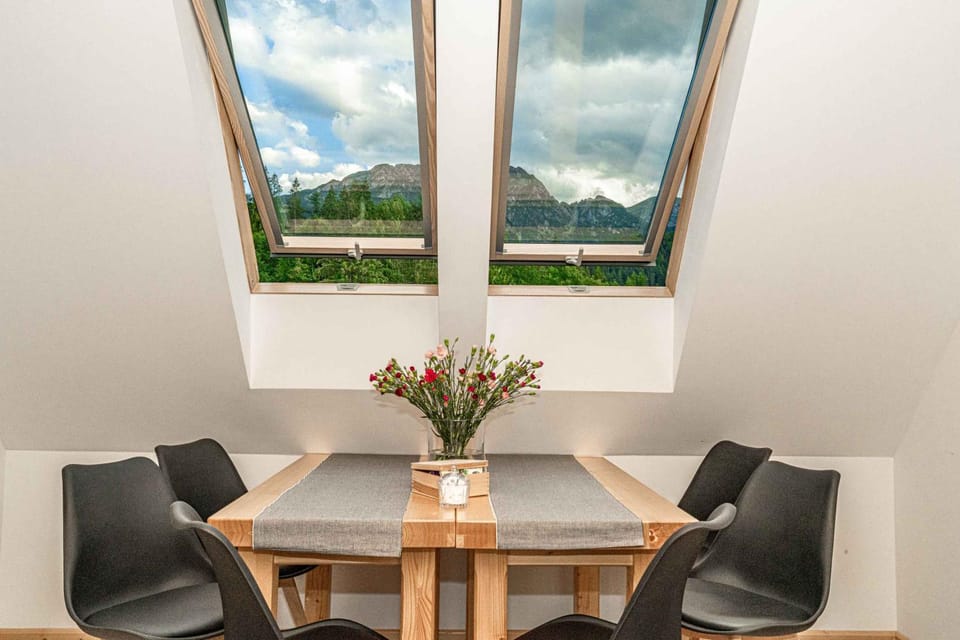 Dining area, Mountain view
