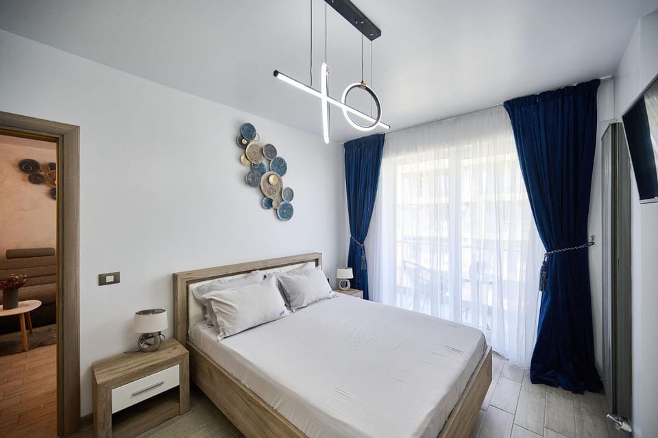 Bed, TV and multimedia, Bedroom