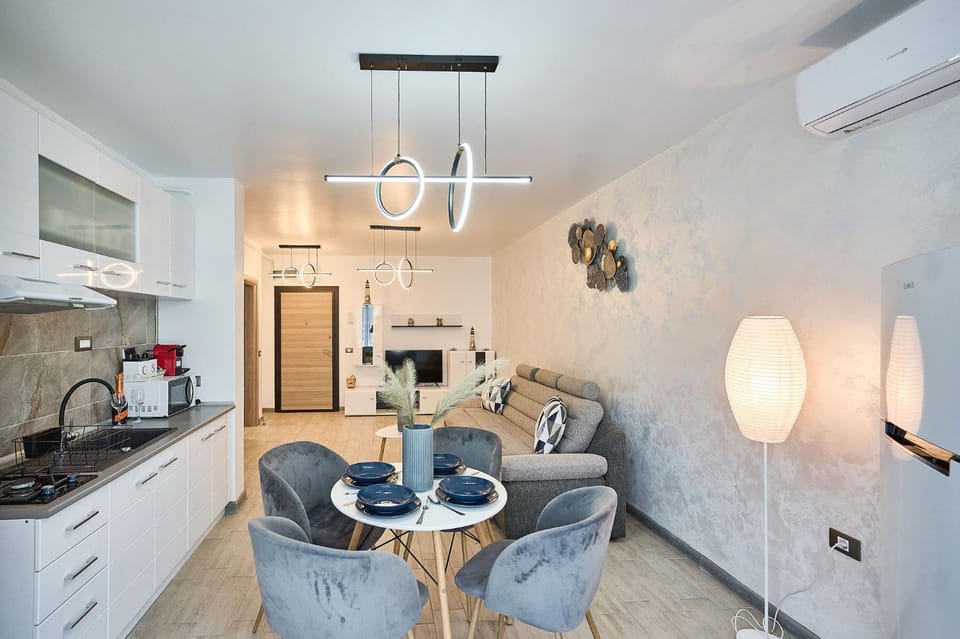 Coffee/tea facilities, Kitchen or kitchenette, Living room, Dining area